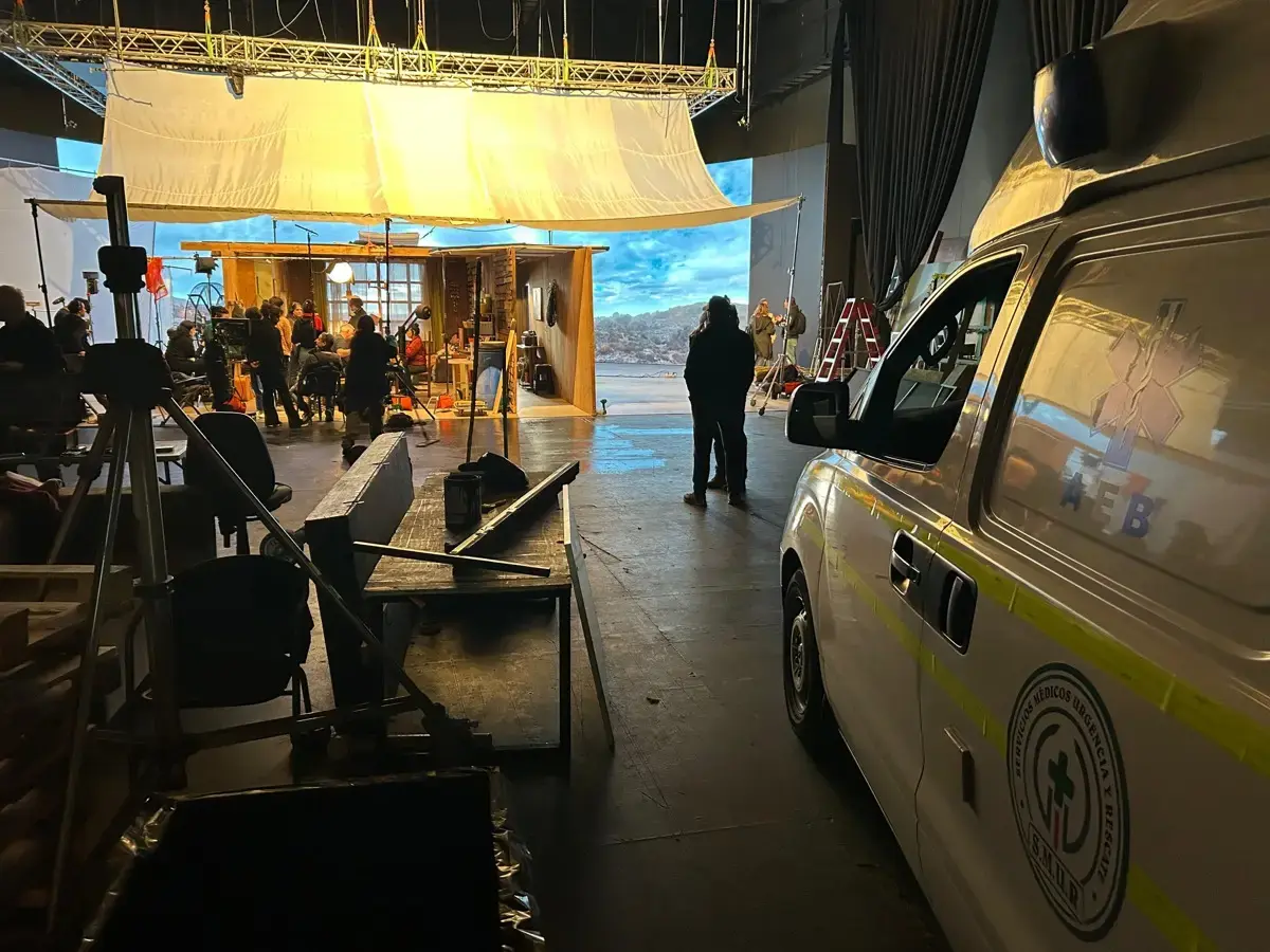 Ambulancia de S.M.U.R. dentro de un set de grabación