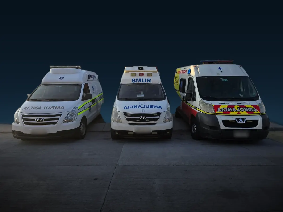Tres ambulancias de S.M.U.R. estacionadas de frente