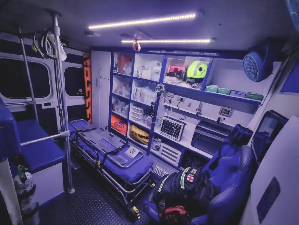 Interior de ambulancia con camilla, monitor e insumos