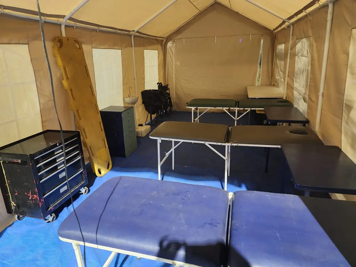 Interior de un puesto de primeros auxilios con camillas