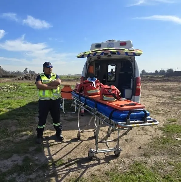 Rescatista de S.M.U.R. junto a una camilla y bolsos de trauma en terreno